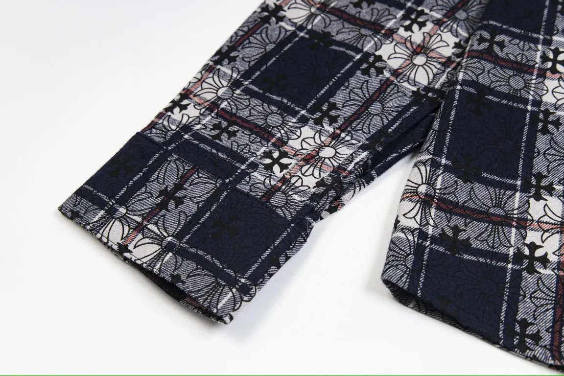 P230 Style number: G007 Chrome Hearts classic cashew flower cross all-over printed jacquard long-sleeved top casual shirt for couples 1️⃣Customized original jacquard fabric, high-quality pure cotton jacquard plaid fabric, soft and comfortable to the touch, a very high-quality fabric! 2️⃣The details of the workmanship are perfectly controlled. The lining is made of vest hemming, and the cuffs are made of double cross leather labels. It is different from the ordinary version. The collar is also designed with interlining, which shows high-end fashion and personality. The style is fashionable, simple and elegant, and it is a very versatile jacket! 4⃣️Complete accessories, all customized with original versions! Same style for men and women Color: Cashew Purple Sizes: S, M, L, XL